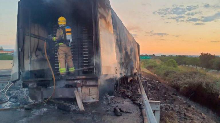 Autopista cortada en Vila-seca por uncamión incendiado