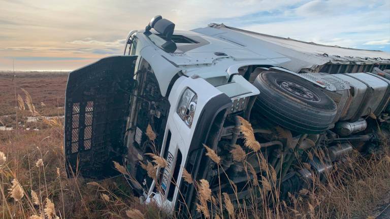 Bolca un camió a la carretera d’accés a la platja del Trabucador, a la Ràpita