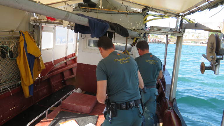 Agentes de la Guardia Civil inspeccionan la barca atracada en Les Cases d'Alcanar. FOTO: Guardia Civil
