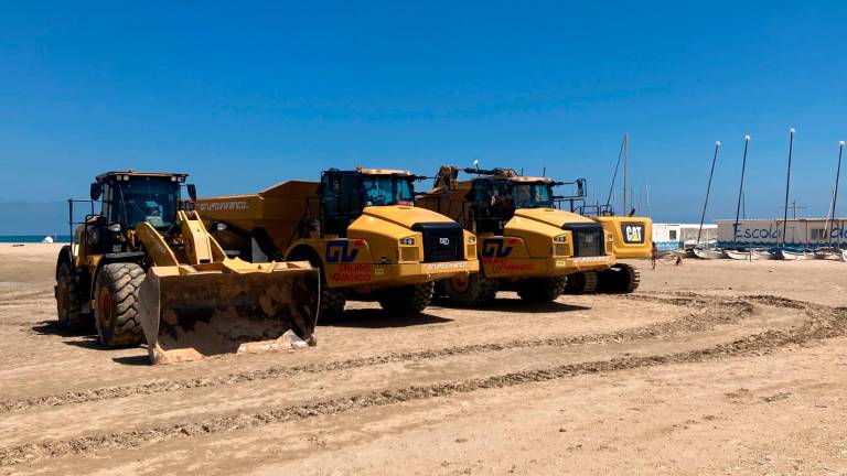 Las máquinas llevarán la arena desde el puerto de Coma-ruga hasta Calafell. FOTO. JMB