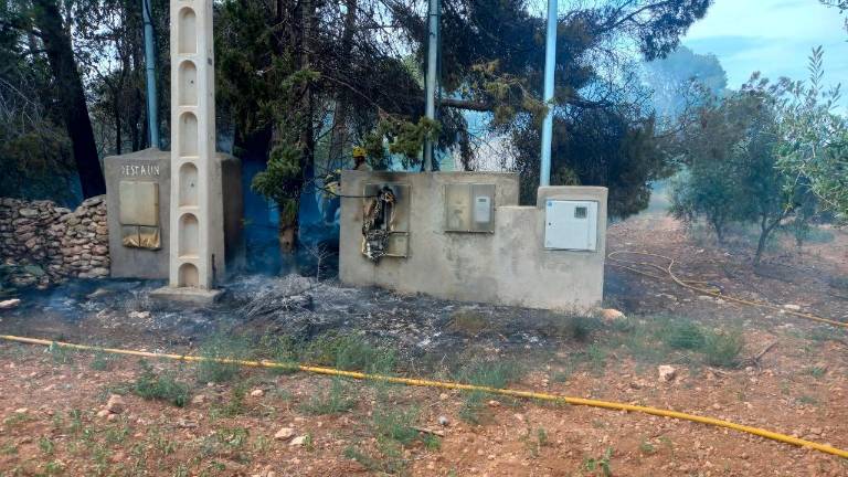 El incendio ha afectado un cuadro eléctrico. Fotos: Bombers de la Generalitat