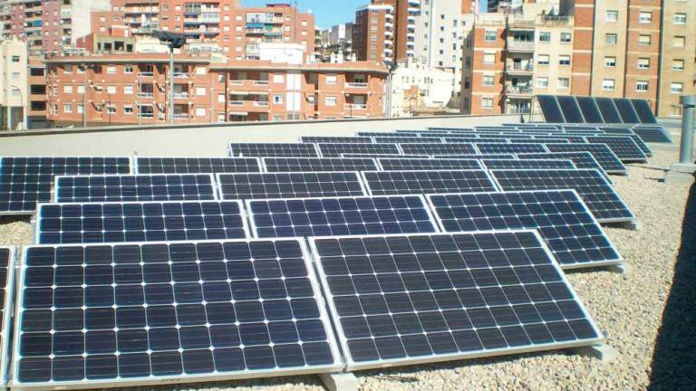 Instalación de placas solares en edeficios de la ciudad. Foto: Cedida