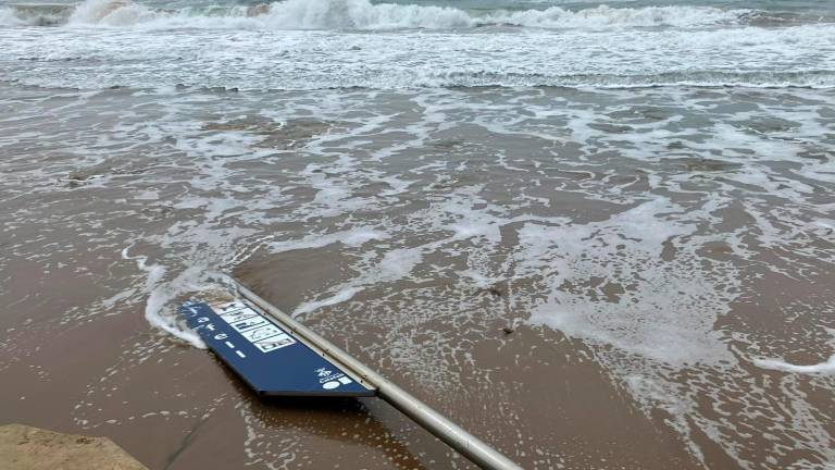 Ni las señales han sobrevivido al temporal en Segur de Calafell. Foto: DT