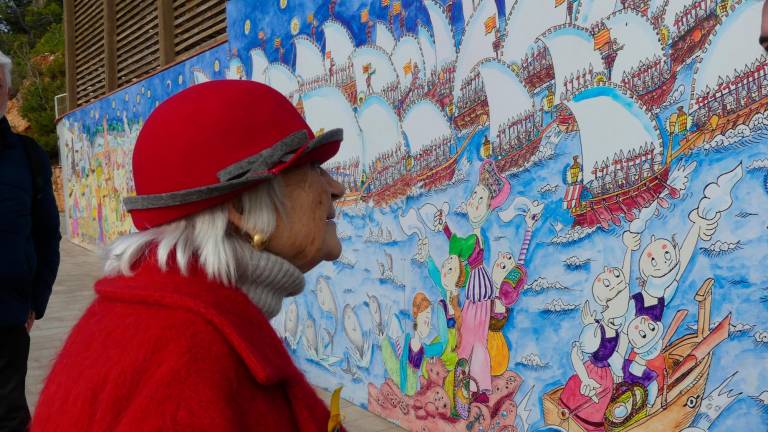$!Pilarin Bayés inaugura el seu tercer mural dedicat a ‘La història de Salou’