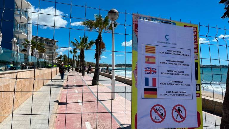 Una valla y un cartel informan de que no se puede circular por el tramo peatonal desde la calle Andròmeda hasta Salou. Foto: J. Vernet