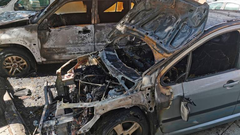 Un incendi crema dos vehicles i n’afecta un tercer a Valls