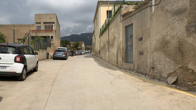 El carrer de la Vall s’omple amb un pam d’aigua cada cop que plou. FOTO: J.G.