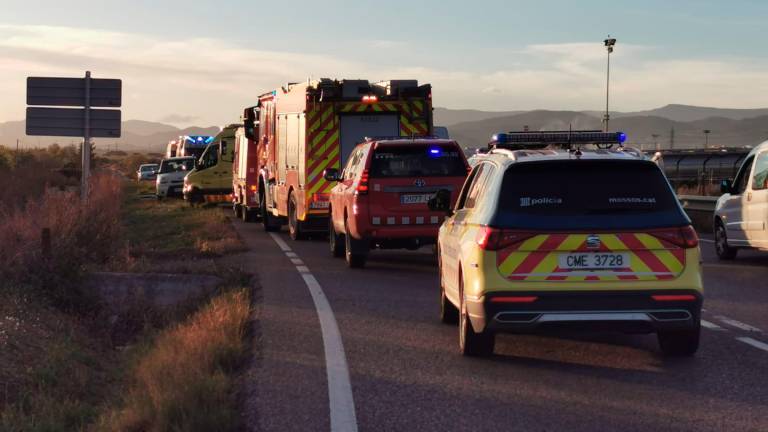 Vehículos de emergencias en el lugar del accidente. Foto: Àngel Juanpere