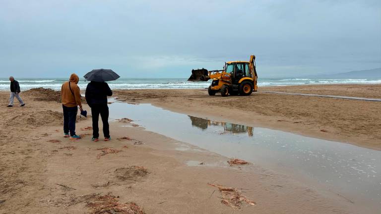 Operarios han trabajado ya durante el fin de semana en la recuperación de las playas de Salou. Foto: M.C.G.