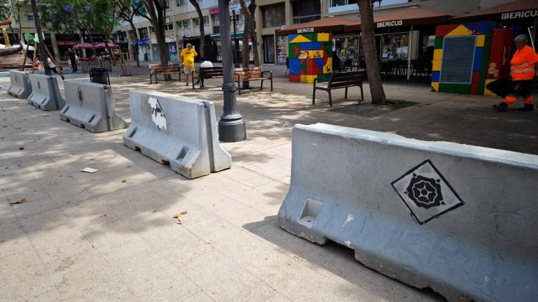 La plaça Verdaguer de Tarragona, con barreras con el escudo de Reus. Foto: DT