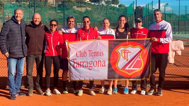 Las féminas del Tennis Tarragona, entrenadores y presidente celebraron el ascenso en la pista. Foto: Cedida