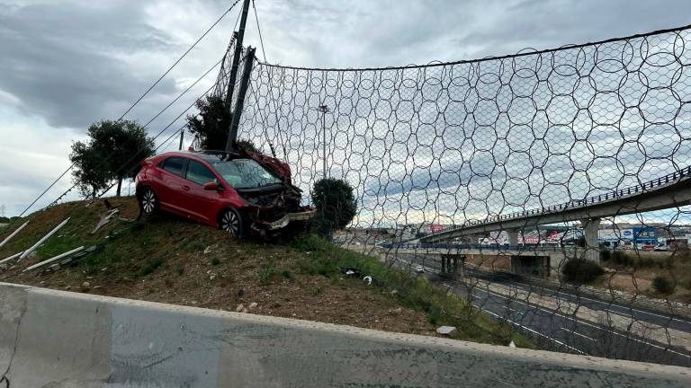 El coche subido a la rotonda horas después del accidente. Foto: Marc Griso