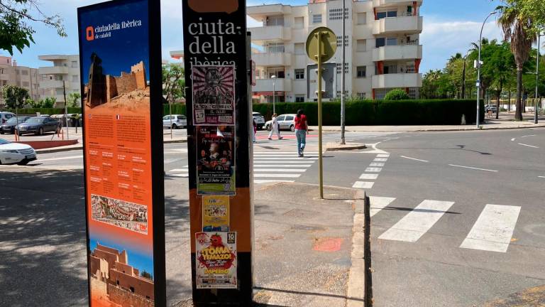 Carteles publicitarios sobre la señalización indicativa. FOTO. JMB