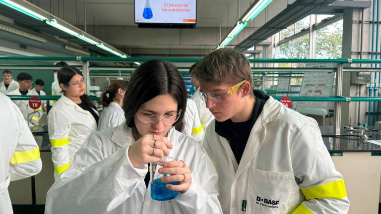 Dos estudiantes experimentando dentro de los talleres de ciencia del Teens’ Lab de BASF. Foto: Cedida