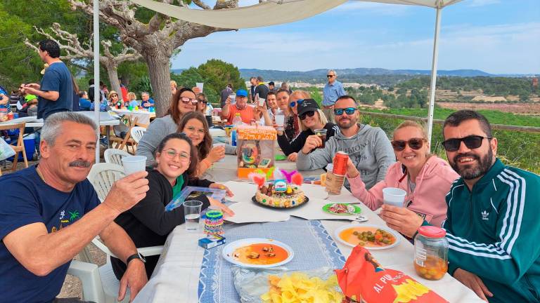 Familias y amigos comieron la mona en el Aplec de La Pobla de Montornès. Foto: Joan Boronat