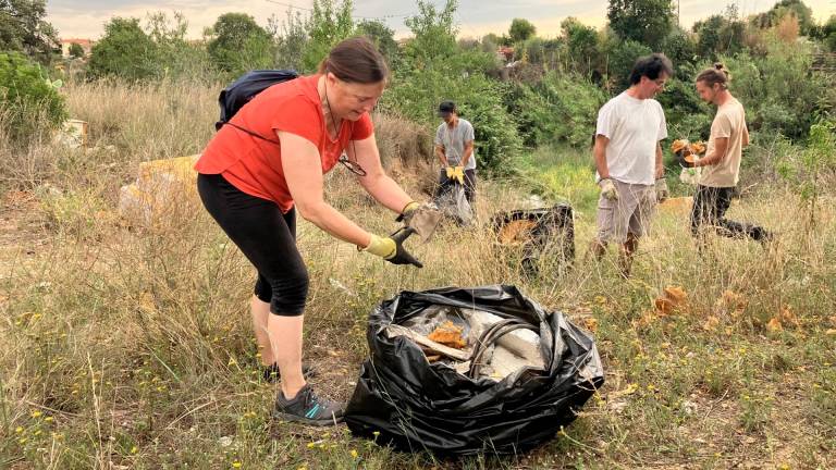 Más de 400 vertederos ilegales ensucian parajes del Baix Penedès