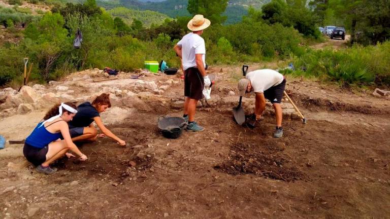 Investigadors del GRESEPIA treballant en la zona del jaciment dels Malladarets, a Alfara de Carles. foto: Cedida