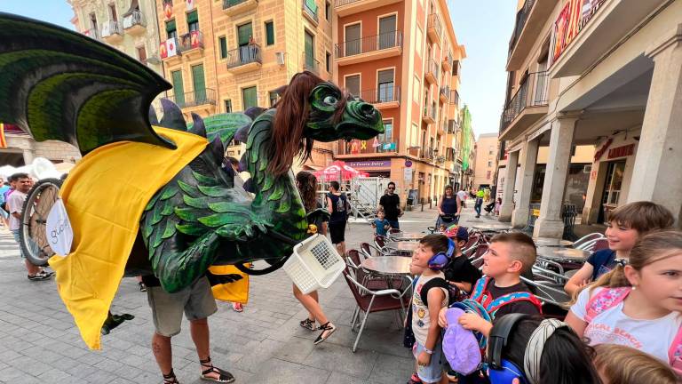 El Drac de Reus, con peluca y ruedas, imitando a Sandra Guaita. Foto: Alfredo González