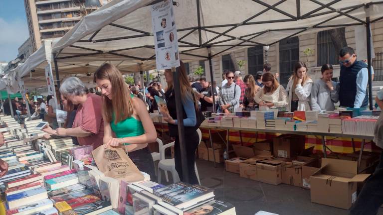 Las paradas de libros han vuelto a salir a la calle en un 2023 sin restricciones por la pandemia. Foto: R.Cosano