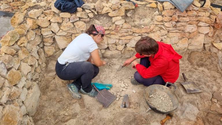 Arqueòlogues excavant en un dels àmbits del jaciment aquest cap de setmana passat. foto: GRAP