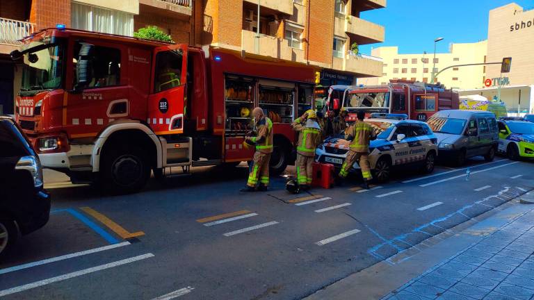 Los bomberos en la calle Pere Martell. Foto. Xavi Fernández