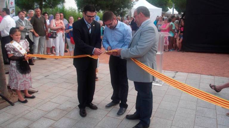 Inauguració de la Fira de Mont-roig del 2013, amb el pregoner tallant la cinta, l’alcalde Ferran Pellicer i el regidor Antoni Vernet. Foto: Esther Bargalló