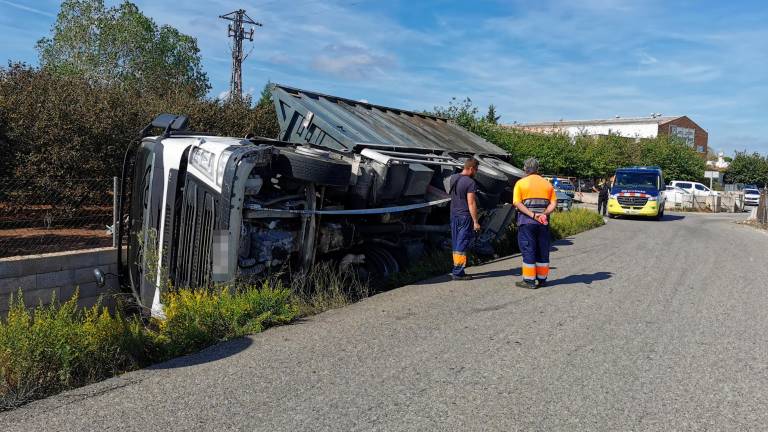 El camión ha caído por una zanja del camino. Foto: Àngel Juanpere