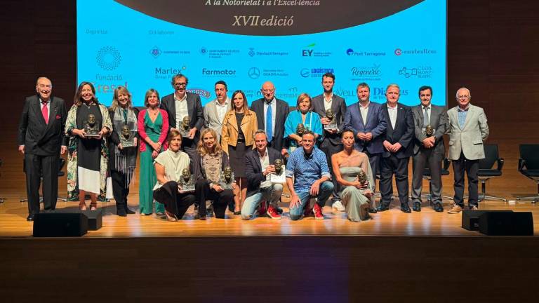 Fotografía de familia de premiados y autoridades. Foto: EFE