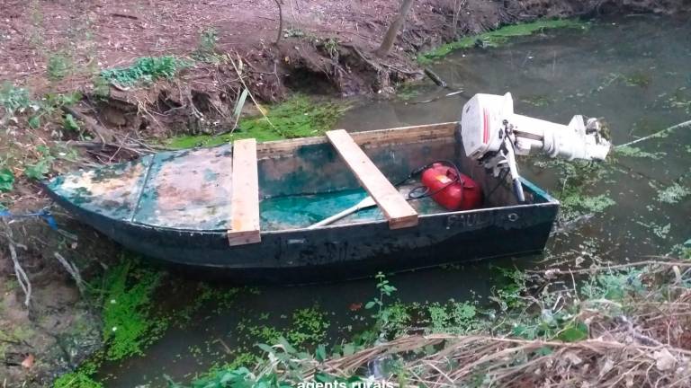 L’embarcació amb la qual es movia l’home. Foto: Agents Rurals