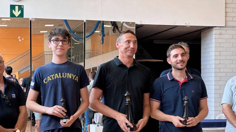 El joven Gerard Añó (izquierda) finalizó el torneo invicto. La iguadad entre J.A Lacasa (centro) y Robert Alomà (derecha) se tuvo que decidir en el desempate, en el que Lacasa se alzó campeón.