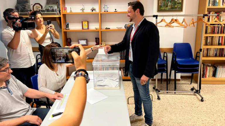 Rubén Viñuales, del PSC, votando esta mañana en las urnas. Foto: Cedida