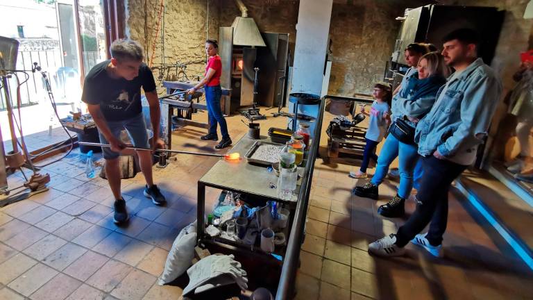 Rafa Abdon al seu taller del Museu del Vidre de Vimbodí i Poblet. Foto: Àngel Juanpere