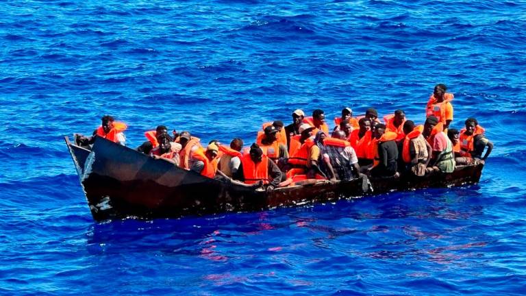 41 personas han muerto en un nuevo naufragio. Migrantes llegando a Lampedusa el pasado viernes. Foto: acn