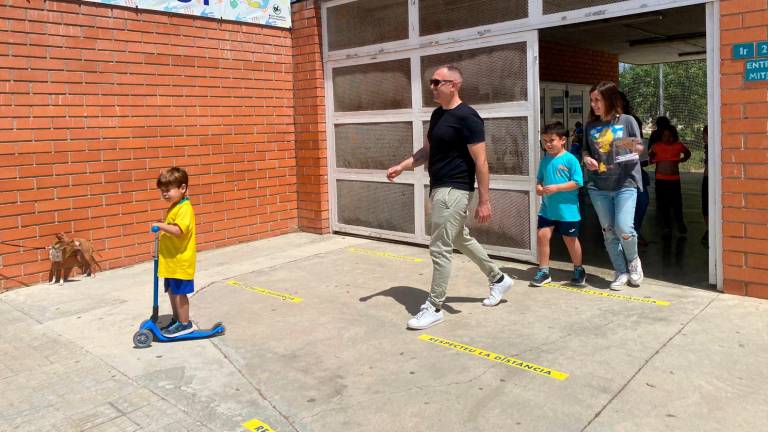 Los más pequeños son los que, ahora, usan más bicis o patinetes en la escuela. FOTO: Alfredo González