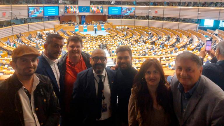 Los portavoces municipales, con el eurodiputado Jordi Cañas en el centro. FOTO: DT