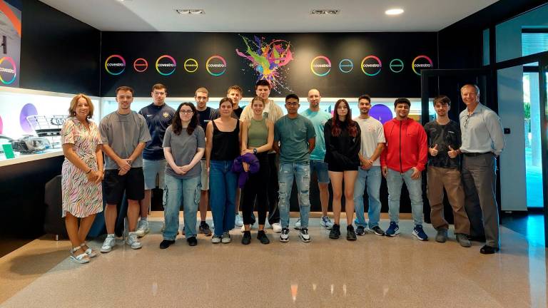 Imagen de grupo de los alumnos del ciclo de Química Industrial que realizaron las prácticas en Covestro. FOTO: cedida