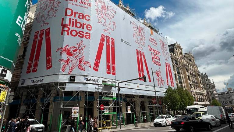 Lona a la Gran Vía de Madrid amb la imatge institucional de Sant Jordi 2025. Foto: ACN