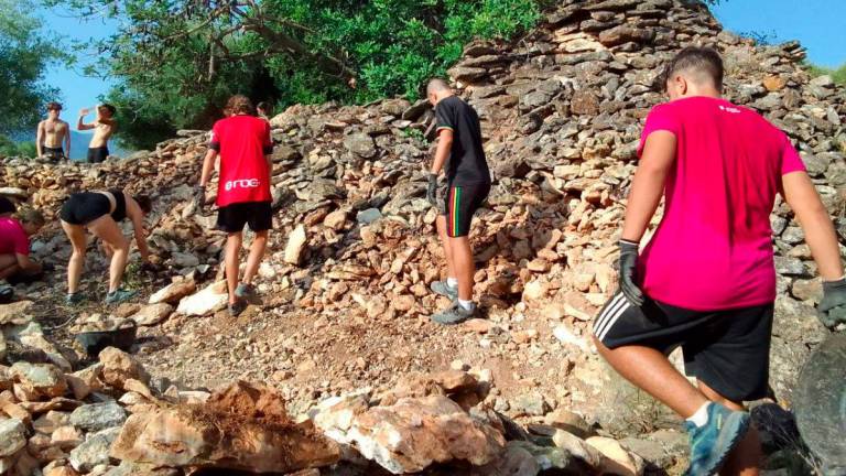 Joves d’entre 14 i 17 anys recuperen barraques de pedra seca a Amposta