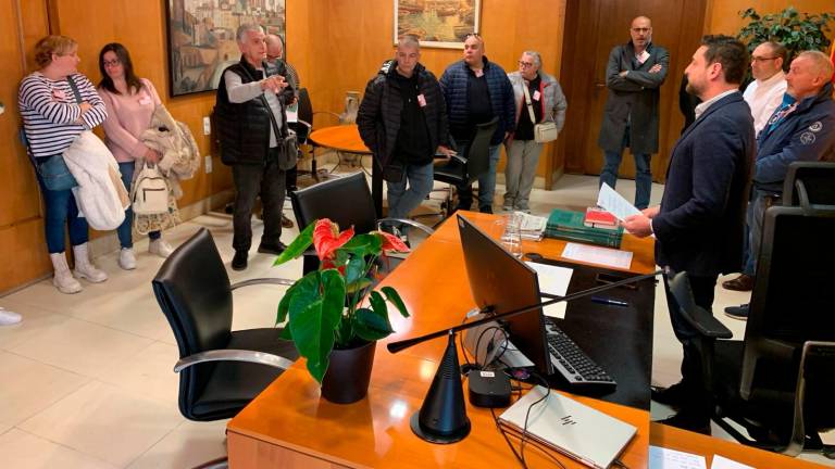 $!El alcalde Viñuales y los presidentes vecinales en su despacho. Foto: Pere Ferré
