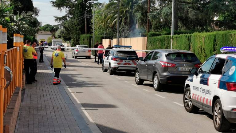 Los Mossos d’Esquadra han acordonado la calle en el tramo donde ha ocurrido el crimen. Foto: Àngel Juanpere