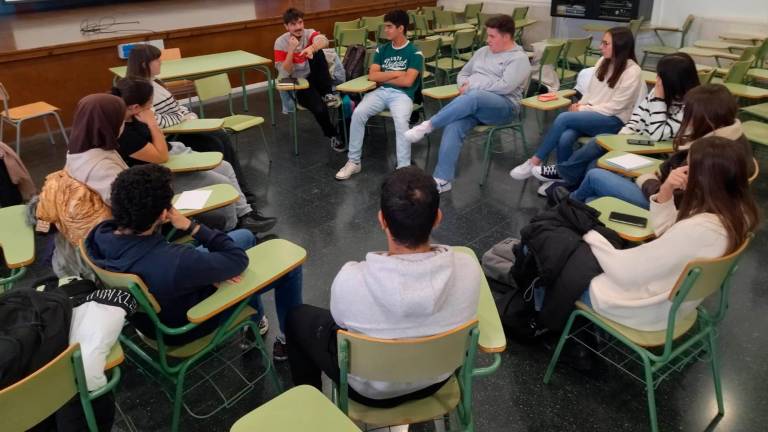 Sesión con los alumnos de Ulldecona en la que se debatió alrededor de la película ‘Family nest’ del director Béla Tarr. foto: cedida