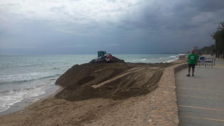 Urgen a derribar una plaza frente al mar en Calafell para intentar evitar la pérdida de playas