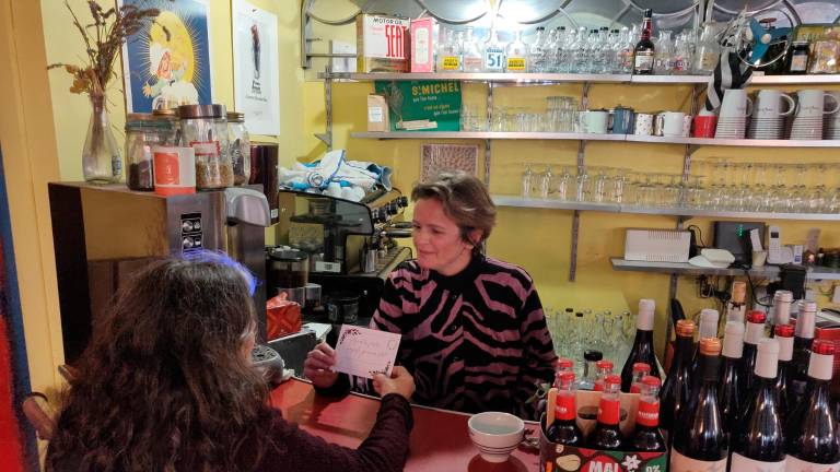 Bénédicte Ronco, de la crepería Kenavo, dando un vale de compra. Foto: C. Valls