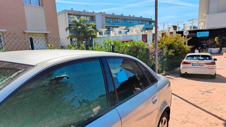 Uno de los coches aparcados en la zona que recibió el impacto de las balas. Foto: Iván Alcalá