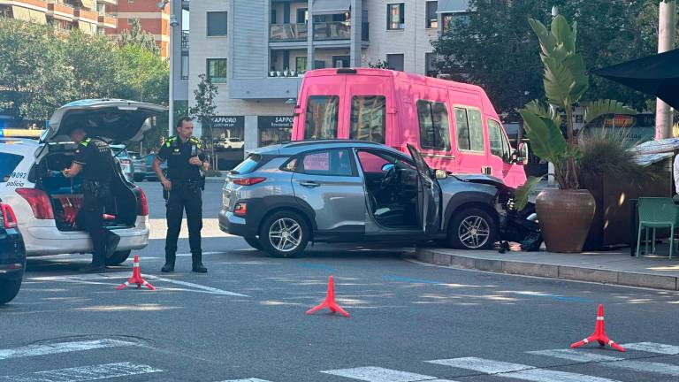 El vehículo ha dañado una furgoneta y parte de la terraza. Foto: P.J. Armengou