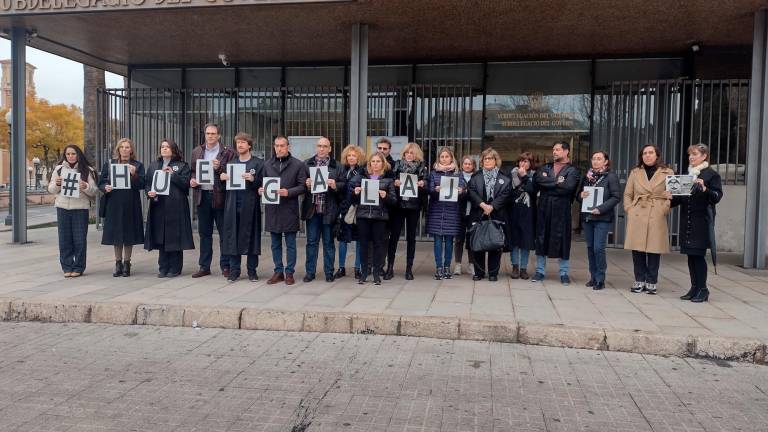 Protesta de los letrados de la admininistración de justicia ante la Subdelegación, en la Imperial Tarraco. Foto: R. C.
