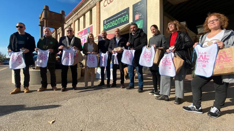 Els diferents representants de les entitats que ajuden a organitzar la Festa de la Calçotada de Valls. Foto: Marina Pérez Got