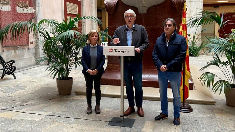 Los concejales de Junts –Elvira Vidal, Jordi Sendra y Pep Manresa– durante la comparecencia de prensa de esta mañana. Foto: Octavi Saumell