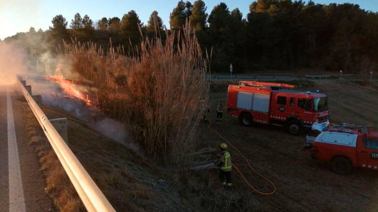 Imagen de los Bombers apagando el incendio en Barberà de la Conca. Foto: Bombers