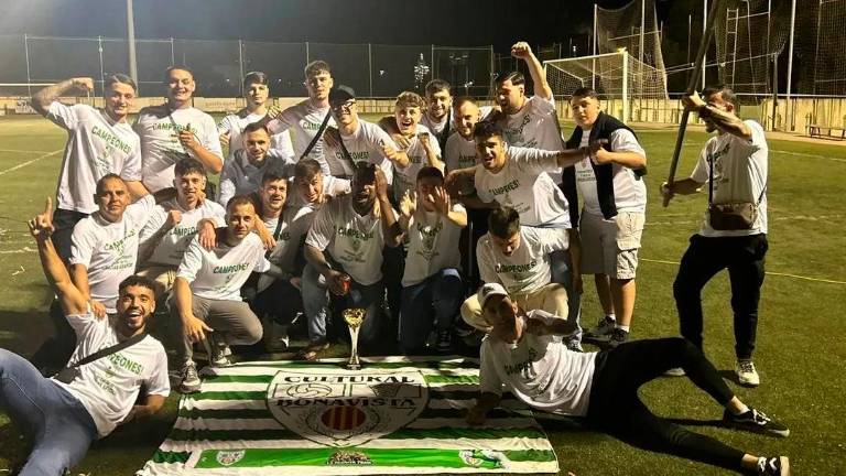 Los jugadores de la Cultural Bonavista celebran el ascenso conseguido a Segunda Catalana. foto: cedida